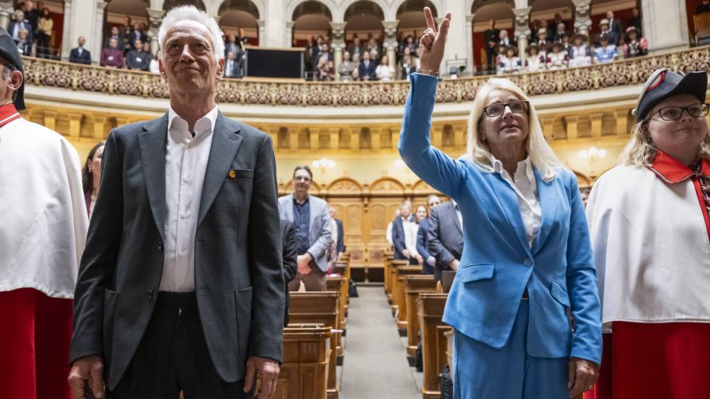 Die neuen Ratsmitglieder Rudi Berli (Grüne/GE) und Therese Schläpfer (SVP/ZH) sind im Nationalrat vereidigt worden.