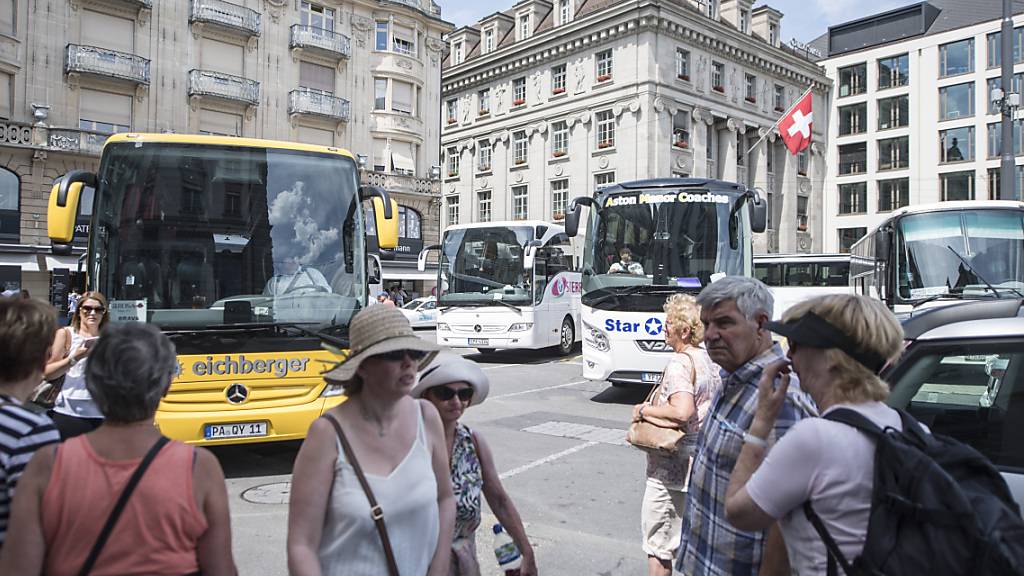 Der Luzerner Schwanenplatz im Sommer 2018: Der Millionenraub wurde an Luzerns Touristen- und Bijouteriehochburg verübt. (Archivaufnahme)