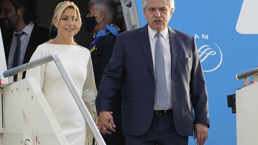 Das mitte-links-Bündnis von Regierungschef Alberto Fernández (im Bild mit seiner Lebenspartnerin Fabiola Yanez) hat bei den jüngsten Zwischenwahlen die Mehrheit im argentinischen Parlament eingebüsst. (Archivbild)