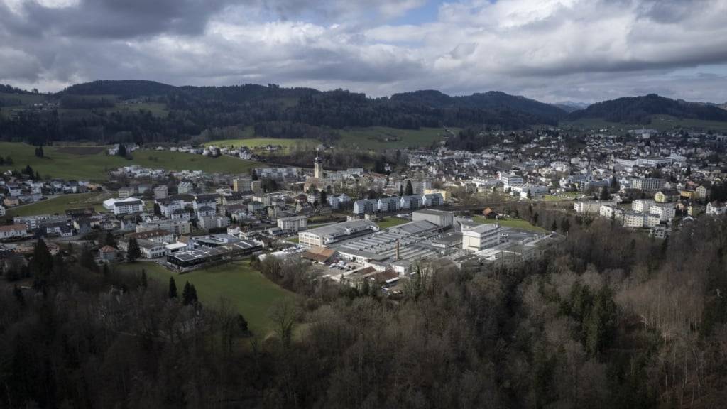 In Flawil ist der Bau einer Dreifachhalle wegen Mängeln beim Material gestoppt worden. (Archivbild)