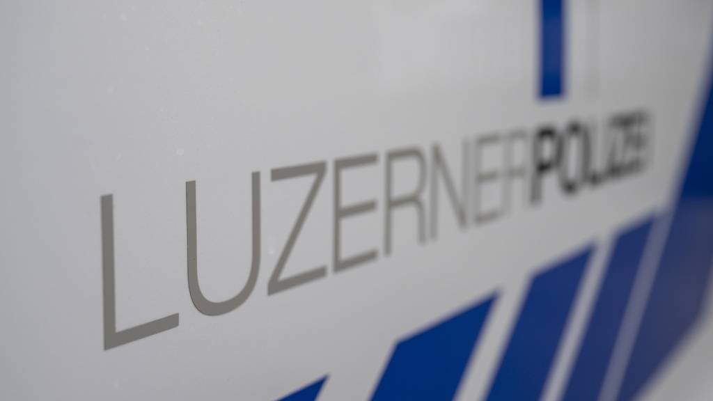 In Gettnau LU stoppte die Luzerner Polizei am Freitagabend einen betrunkenen Autofahrer, ohne gültigen Ausweis und ohne Kontrollschild. (Symbolbild)