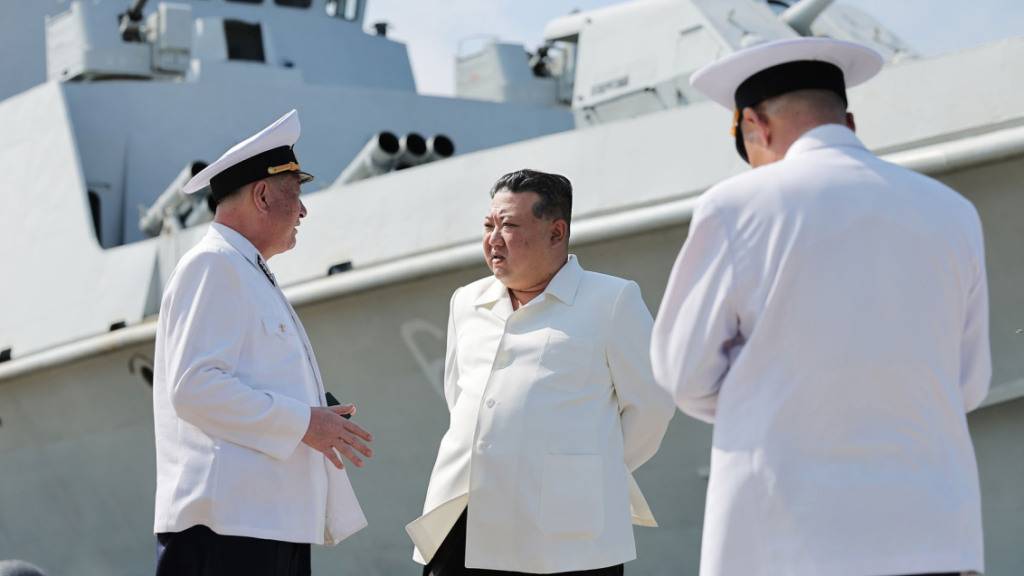 HANDOUT - Diese undatierte Aufnahme soll Nordkoreas Machthaber Kim Jong Un (M) beim Besuch einer Marine-Einheit zeigen. Die Aufnahme wurde von der staatlichen nordkoreanischen Nachrichtenagentur KCNA zur Verfügung gestellt. Unabhängige Journalisten hatten keinen Zugang. Sein Inhalt kann deshalb nicht unabhängig verifiziert werden. Foto: Uncredited/KCNA/KNS/dpa - ACHTUNG: Nur zur redaktionellen Verwendung und nur mit vollständiger Nennung des vorstehenden Credits