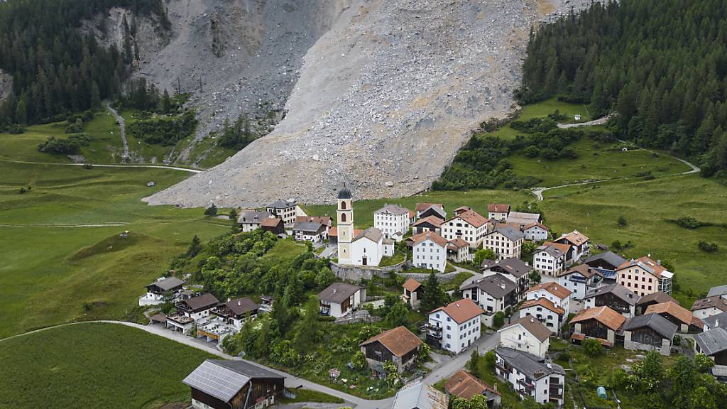 In der Nacht auf den 16. Juni gingen 1,2 Millionen Kubikmeter Fels oberhalb von Brienz GR ab. Experten fanden nun heraus, dass ein heftiger Felssturz von weicherem Material kurz vor dem Dorf aufgefangen wurde. (Archivbild)