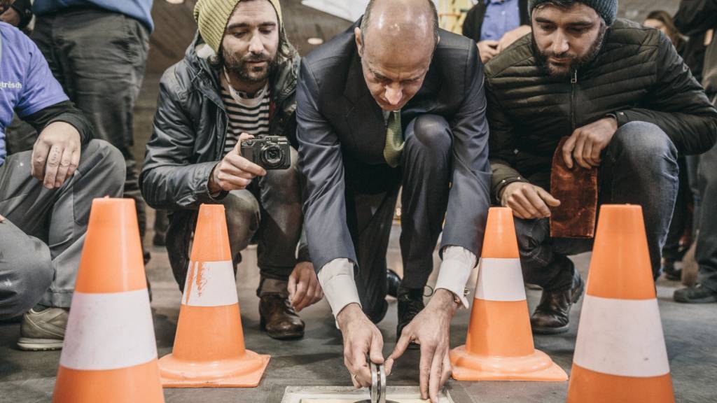 2015 wurde der gläserne Sarkophag mit der Fliege Erika im Boden des Erdgeschosses des HSG-Hauptgebäudes einzementiert. (Archivbild)