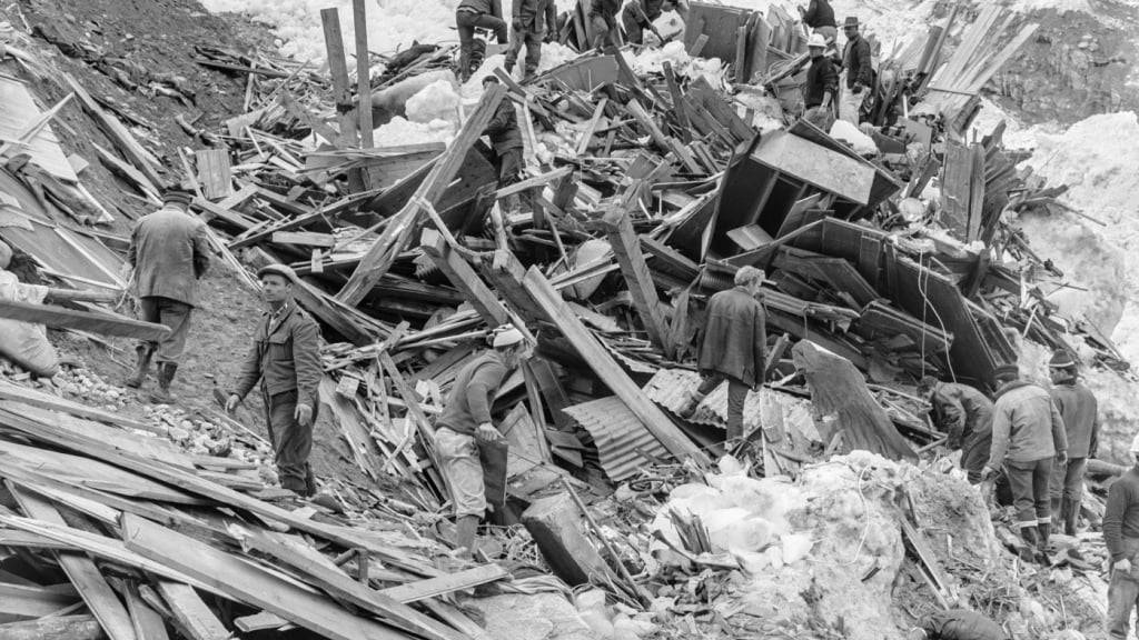 Bergungsarbeiten am Tag nach dem Gletscherabbruch von Mattmark, also am 31. August 1965. (Archivbild)