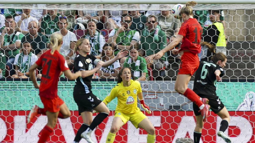 Livia Peng, die Torhüterin von Werder Bremen, hat im Cupfinal gegen Bayern München einiges zu tun
