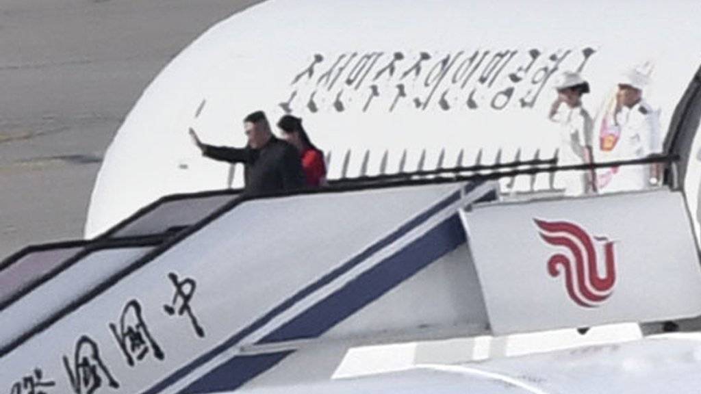 Nordkoreas Machthaber Kim Jong Un und seine Frau beim Abflug vom Flughafen Peking nach ihrem China-Besuch.