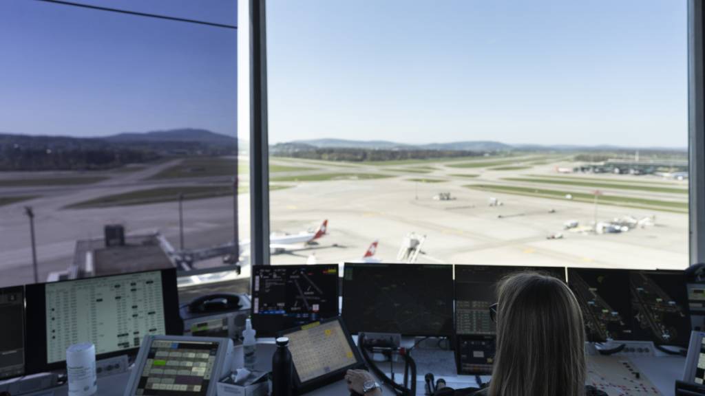 Eine Mitarbeiterin von Skyguide im Tower des Flughafens Zürich Kloten lotst die Flugzeuge im Ab- und Anflug. (Archivbild)