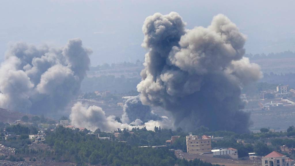 ARCHIV - Rauch steigt auf von israelischen Luftangriffen auf Dörfer im Libanon. Foto: Hussein Malla/AP/dpa