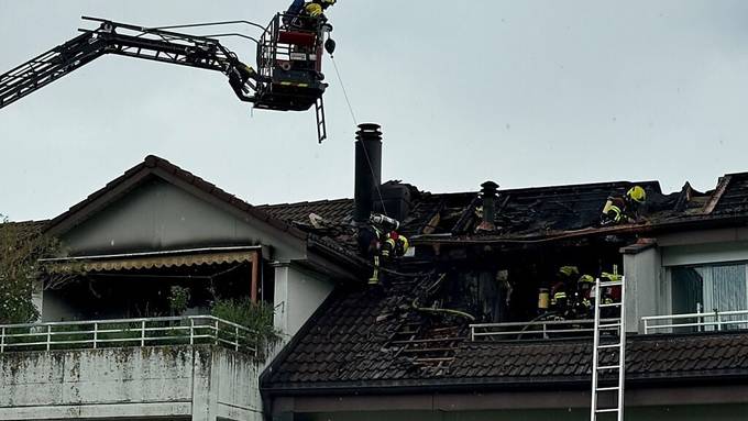 Dachwohnung in Menzingen fängt wegen Kerze Feuer