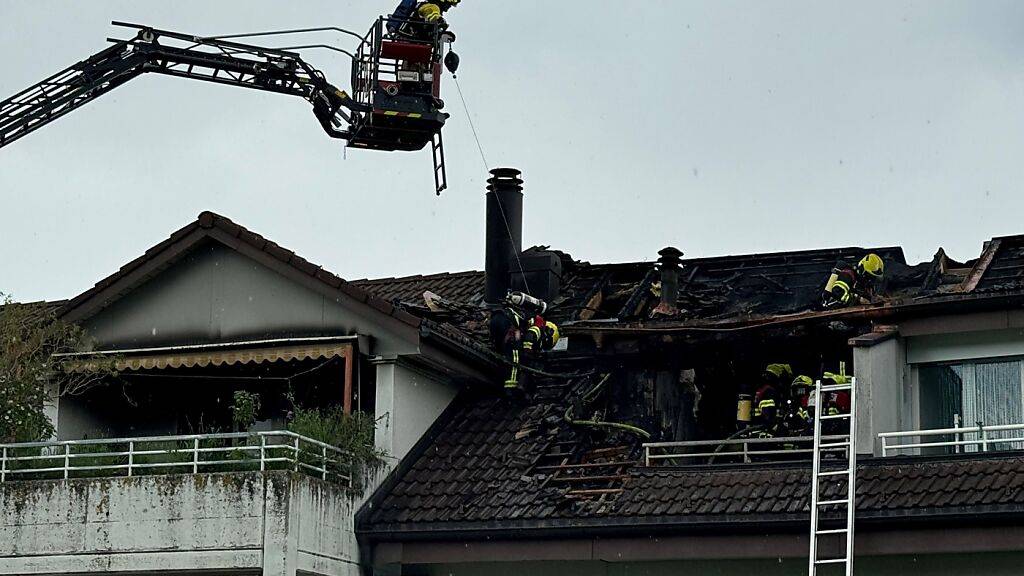 Die Feuerwehr konnte den Brand in der Dachwohnung in Menzingen ZG schnell löschen.