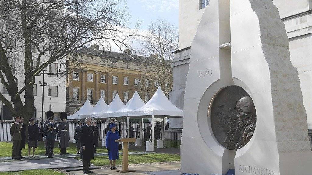 Queen Elizabeth II. und weitere Mitglieder der königlichen Familie weihen ein Denkmal für die britischen Veteranen der Kriege im Irak und in Afghanistan eingeweiht.
