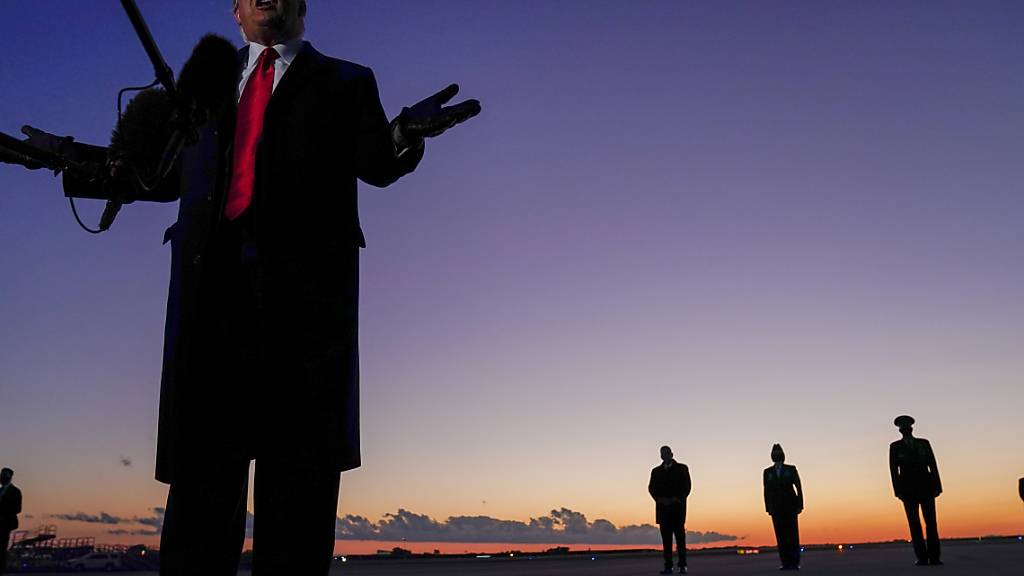 Donald Trump, Präsident der USA, spricht mit Journalisten bei seiner Ankunft am Hickory Regional Airport im US-Bundesstaat North Carolina. Foto: Evan Vucci/AP/dpa