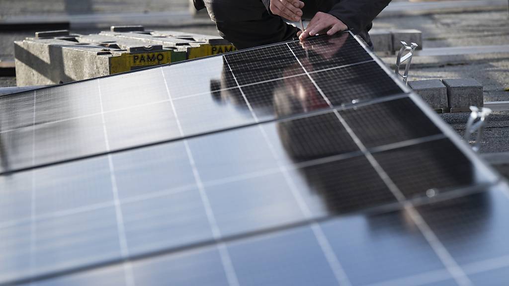 Die Stadt Zürich will in einem «Pilotquartier Netto-Null» erproben, wie Bevölkerung und Unternehmen dazu motiviert werden können, auf freiwilliger Basis Klimaschutzmassnahmen wie etwa den Bau von Photovoltaik-Anlagen zu ergreifen.