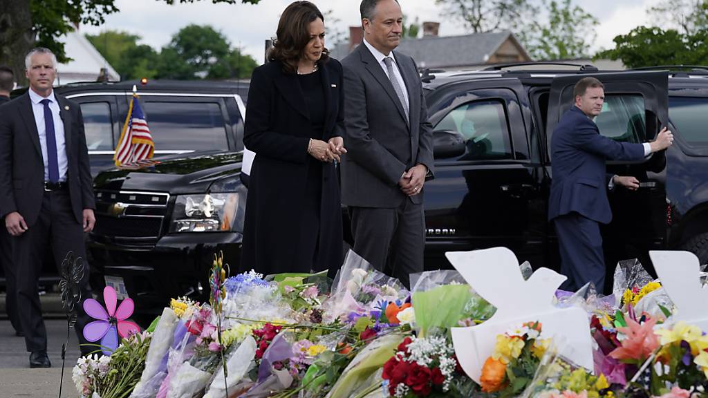 Zwei Wochen nach der Attacke auf einen Supermarkt im Bundesstaat New York mit zehn Toten hat US-Vizepräsidentin Kamala Harris die betroffene Gemeinde in Buffalo besucht. Foto: Patrick Semansky/AP/dpa