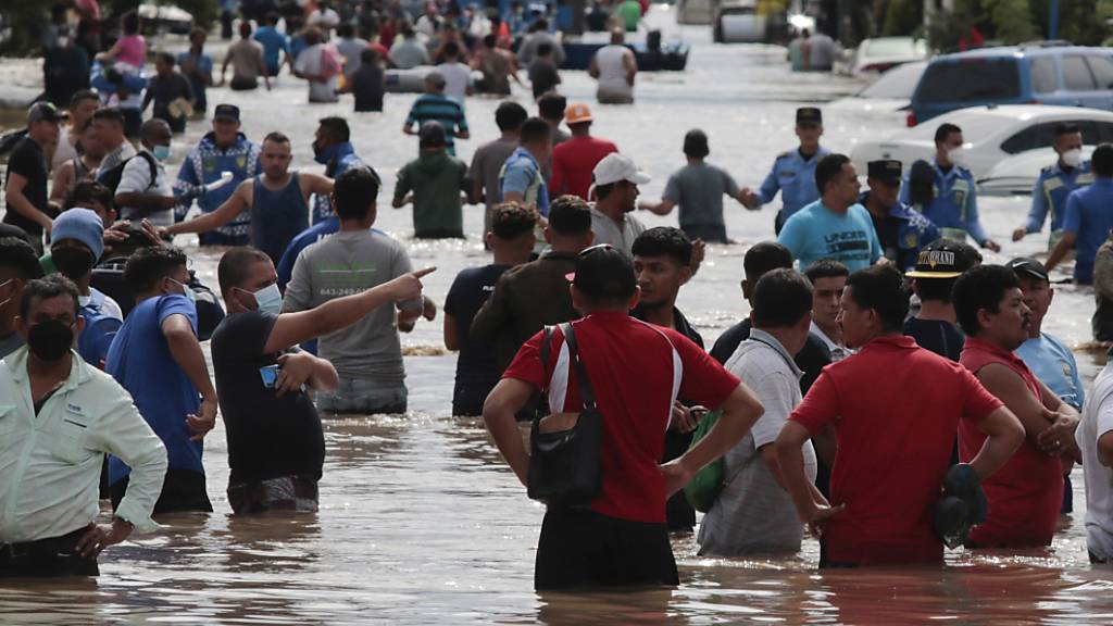Tropensturm «Eta» in Honduras: Menschen waten durch eine überflutete Strasse.