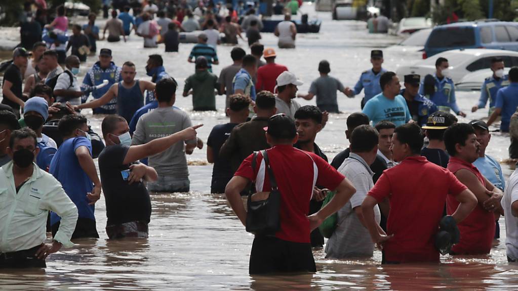 Tropensturm «Eta» in Honduras: Menschen waten durch eine überflutete Strasse.