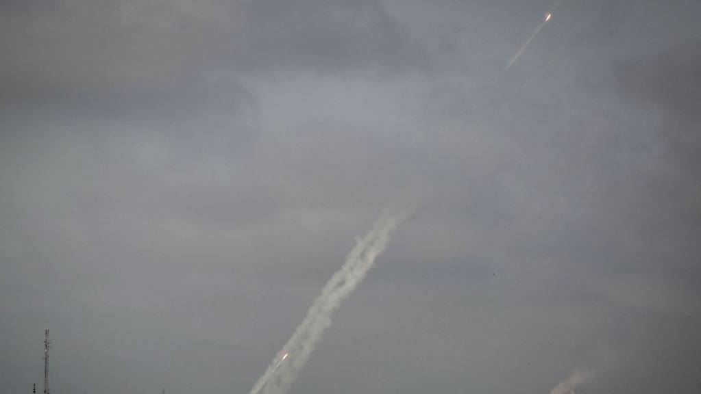 Zwei Raketen werden von der islamistischen Hamas aus Gaza-Stadt in Richtung Israel abgefeuert. Foto: Mohammed Talatene/dpa
