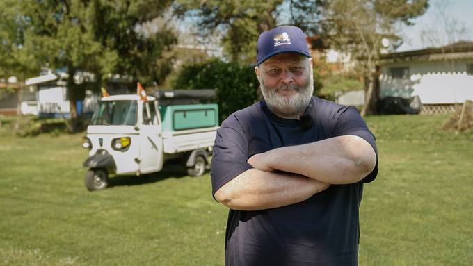Urs Häusermann zeigt seinen Camper auf drei Rädern