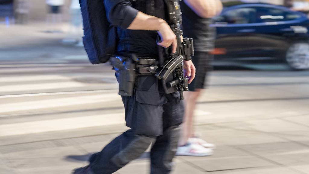 ARCHIV - Ein Polizist patrouilliert in Oslo. Foto: Javad Parsa/NTB/dpa