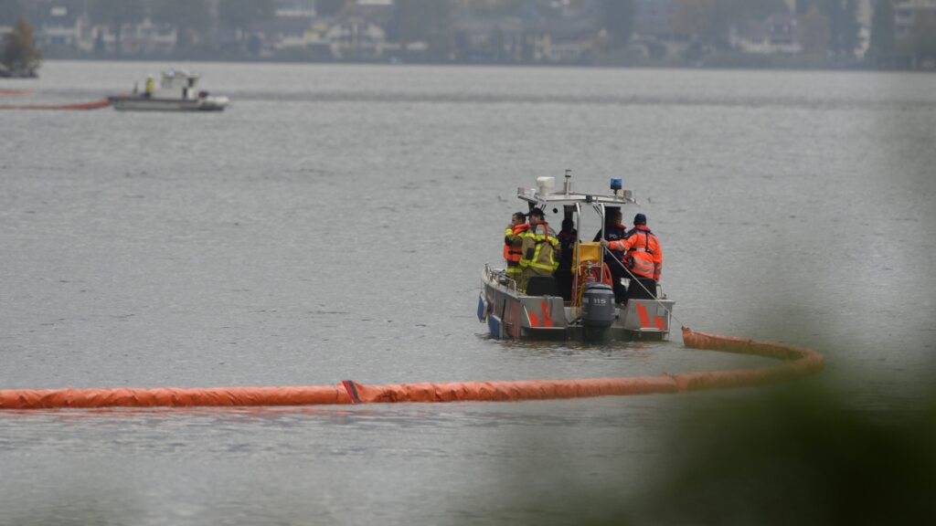Am 28. Juli stürzte ein Kleinflugzeug im Vierwaldstättersee ab. Die Polizei brachte eine Ölsperre auf dem Vierwaldstättersee an. (Archivaufnahme)