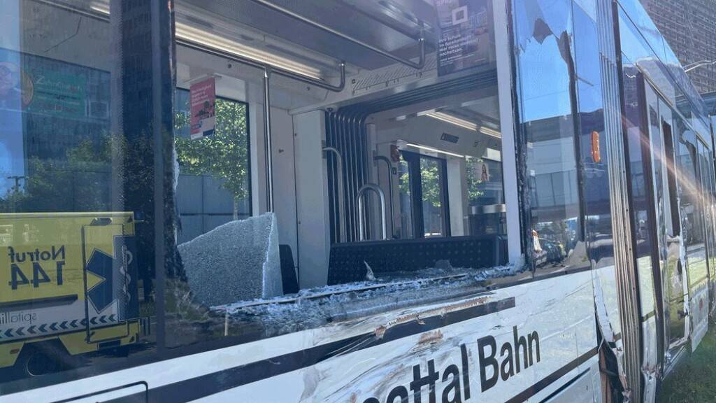 Ein Lastwagen kollidierte in Spreitenbach am 14. Mai mit einem der acht Limmattalbahn-Fahrzeuge - die Reparatur dauert mehrere Wochen.