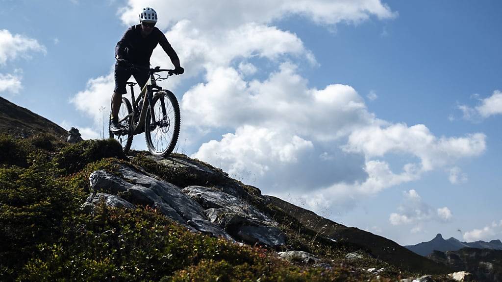 Im Kanton St. Gallen soll ein Streckennetz für Mountainbiker geplant und signalisiert werden. Weil es sich dabei auch um Wanderwege handelt, gilt das Koexistenz-Prinzip. (Archivbild)