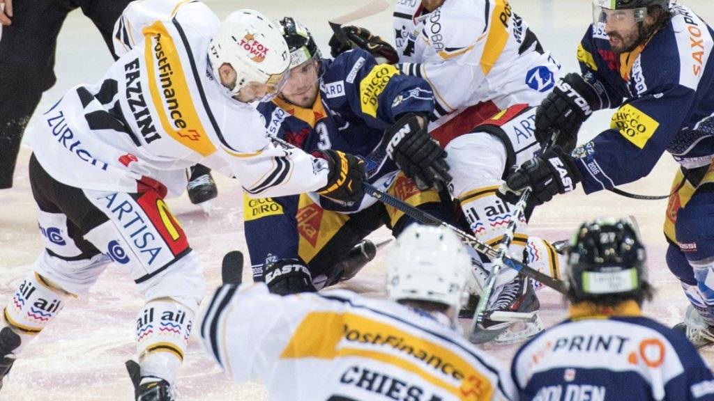 Riesiges Getümmel im Startspiel des Playoff-Viertelfinals zwischen Zug und Lugano