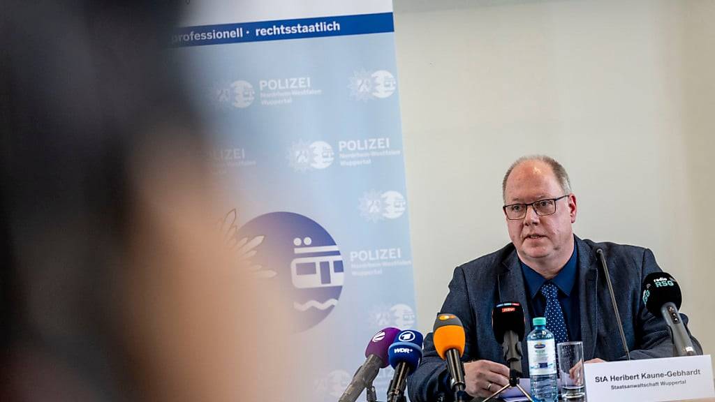 Staatsanwalt Heribert Kaune-Gebhardt spricht bei einer Pressekonferenz von Polizei und Staatsanwaltschaft zum Ermittlungsstand nach tödlicher Brandstiftung und einem Machetenangriff in Solingen. Zwei Wochen nach dem verheerenden Feuer mit vier Toten in Solingen hat die Polizei einen Verdächtigen ermittelt. Er steht unter dem Verdacht des vierfachen Mordes, wie die Ermittler am Mittwoch in Wuppertal mitteilten. Der 39-Jährige soll zwei Wochen später erneut versucht haben, einen Menschen umzubringen, indem er einen Mann mit einer Machete angegriffen und lebensgefährlich verletzt haben soll. Deswegen sei gegen ihn bereits Haftbefehl wegen versuchten Totschlags erlassen worden. Foto: Christoph Reichwein/dpa