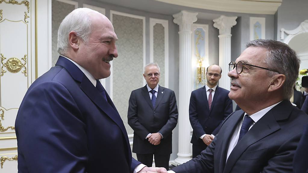 Zu Besuch unter Freunden? IIHF-Präsident René Fasel macht in Minsk beim umstrittenen weissrussischen Machthaber Alexander Lukaschenko auf Kumpel