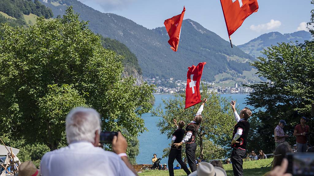 Auf dem Rütli hält am diesjährigen 1. August die neue Bundesrätin Elisabeth Baume-Schneider ihre erste Rede als Mitglied der Landesregierung. (Aufnahme von der letztjährigen Bundesfeier 2022 mit drei Fahnenschwingern)