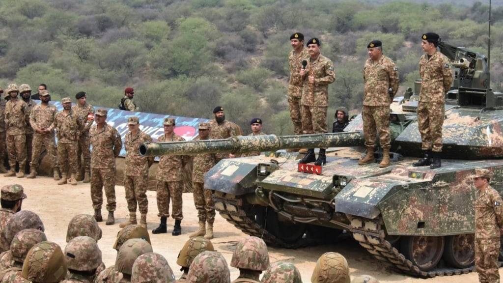 HANDOUT - Pakistans Armeechef Asim Munir spricht während seines Besuchs von Militärübungen in Tilla Field Firing Range im Distrikt Jhelum, Pakistan. Foto: Uncredited/Inter Services Public Relations/AP/dpa - ACHTUNG: Nur zur redaktionellen Verwendung im Zusammenhang mit einer Berichterstattung nur mit vollständiger Nennung des vorstehenden Credits