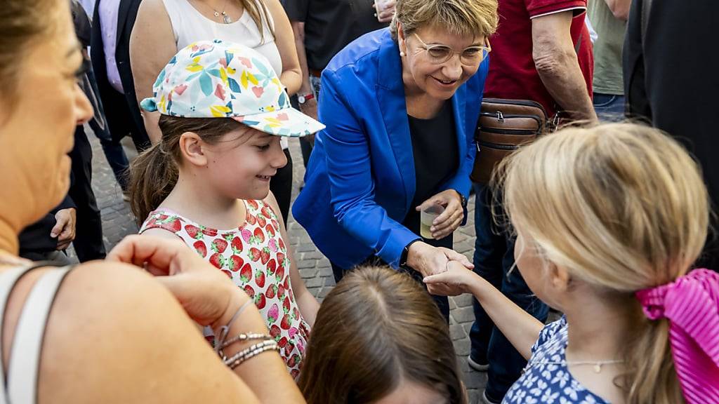 Bundespräsidentin Viola Amherd schüttelt Hände.