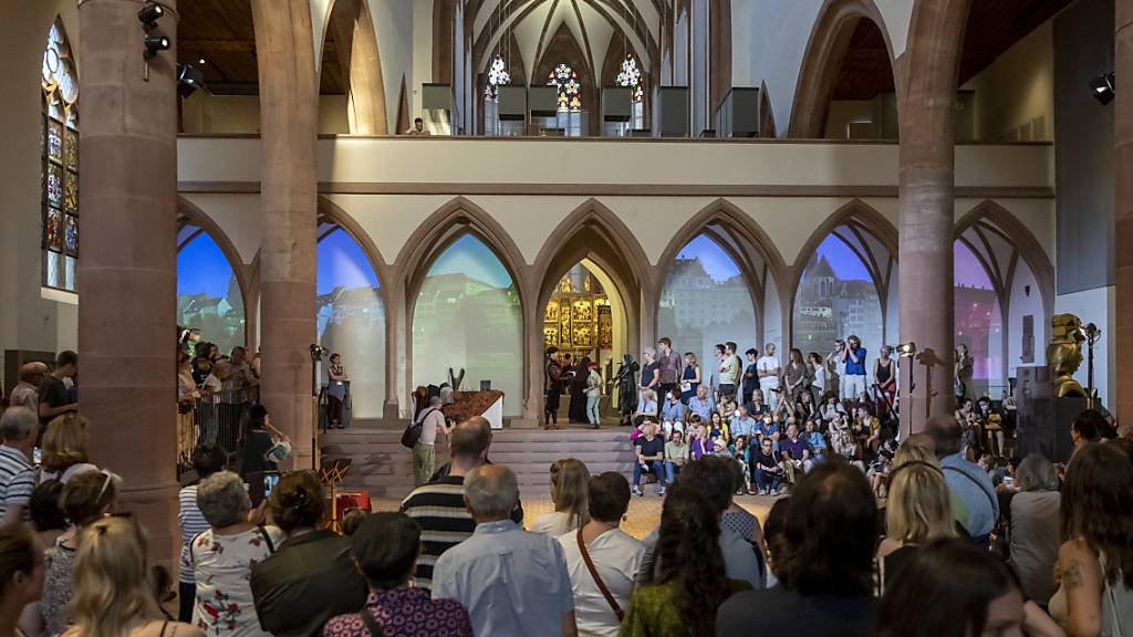 Die Museumsnacht in Basel verzeichnete 2024 leicht weniger Eintritte als im Vorjahr. Zu sehen im Bild ist eine Veranstaltung während der Museumsnacht 2022. (Archivbild)