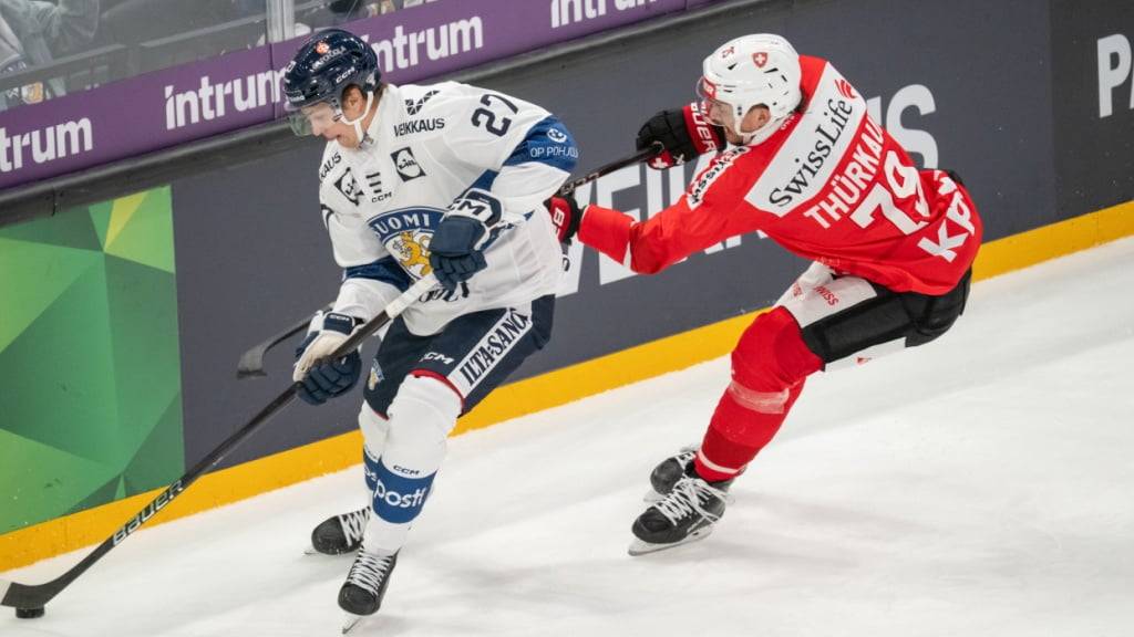 Calvin Thürkauf (rechts) im Zweikampf mit Finnlands Santtu Kinnunen von den SCL Tigers