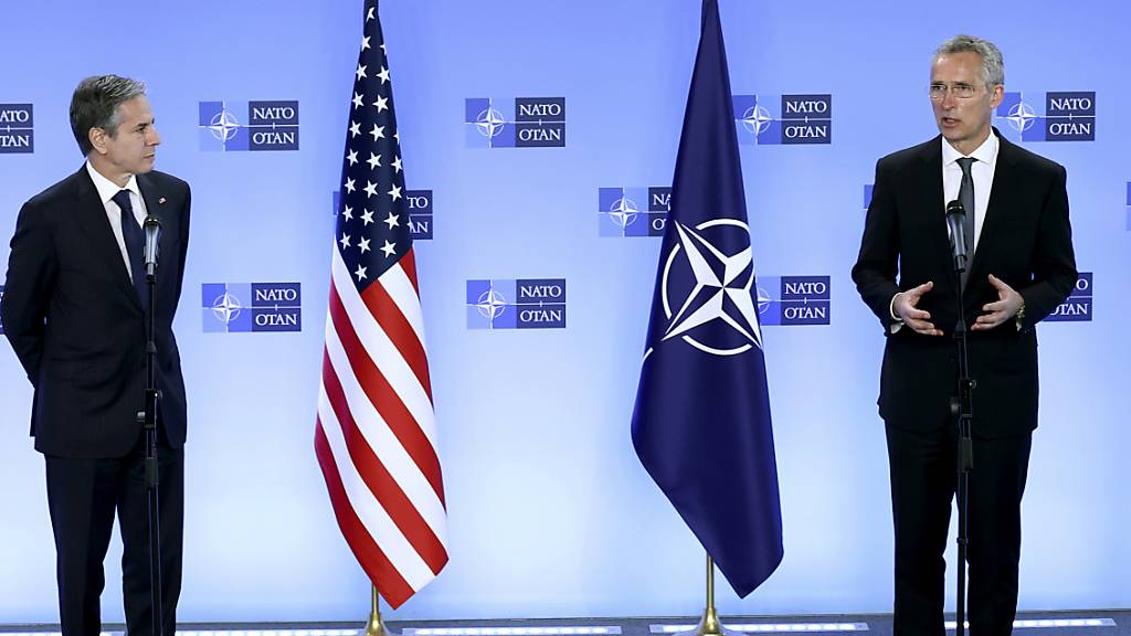 US-Außenminister Antony Blinken (l) und Nato-Generalsekretär Jens Stoltenberg (r) sprechen während einer Pressekonferenz im NATO-Hauptquartier. Foto: Kenzo Tribouillard/Pool AFP/AP/dpa