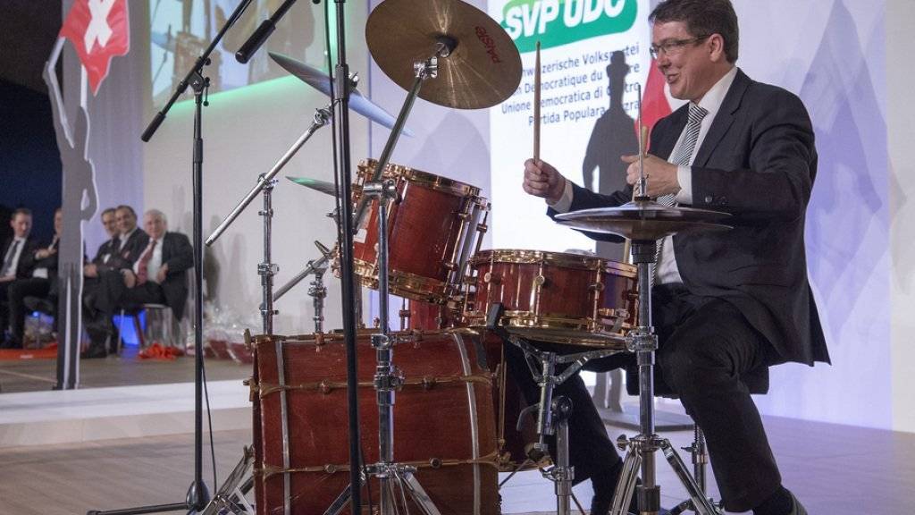 Der neugewählte SVP-Parteipräsident Albert Rösti begrüsste die Delegierten am Samstag mit einem Schlagzeugsolo.