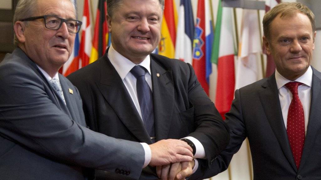 Der ukrainische Präsident Poroschenko (M) mit EU-Kommissionspräsident Juncker (l) und EU-Ratspräsident Tusk