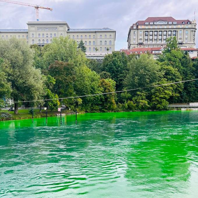 Aare in Bern giftgrün eingefärbt