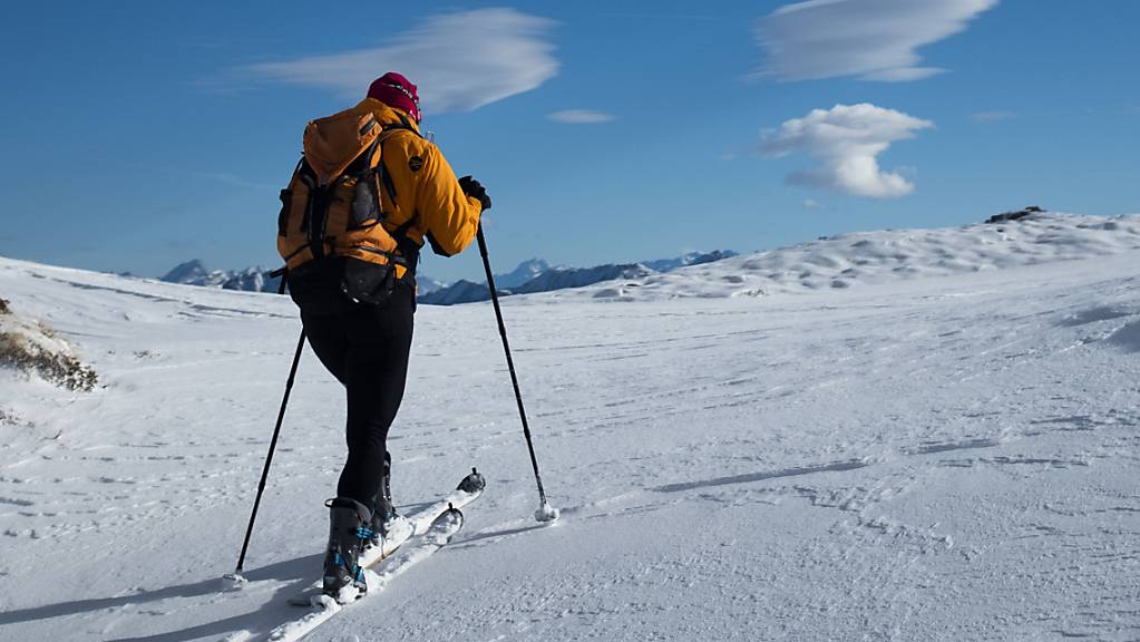 Skitouren wollen gut vorbereitet sein – vor allem wegen der Lawinengefahr. (Symbolbild)
