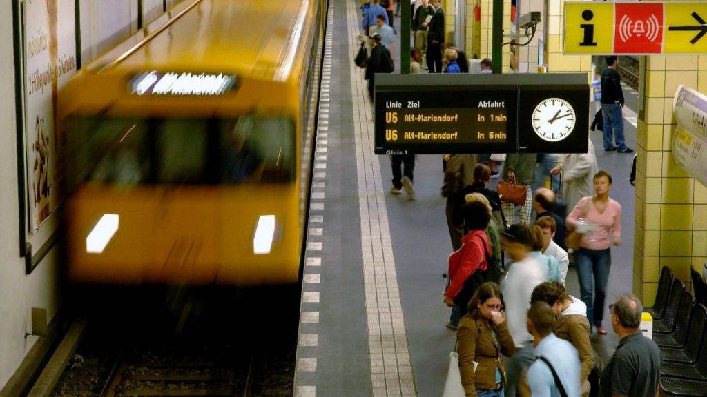 Pendler fürchten Mikroben in öffentlichen Verkehrsmitteln als lästige Krankheitserreger. Forscher widmen den Kleinslebewesen in U-Bahnsystemen ein internationales Projekt. (Symbolbild)