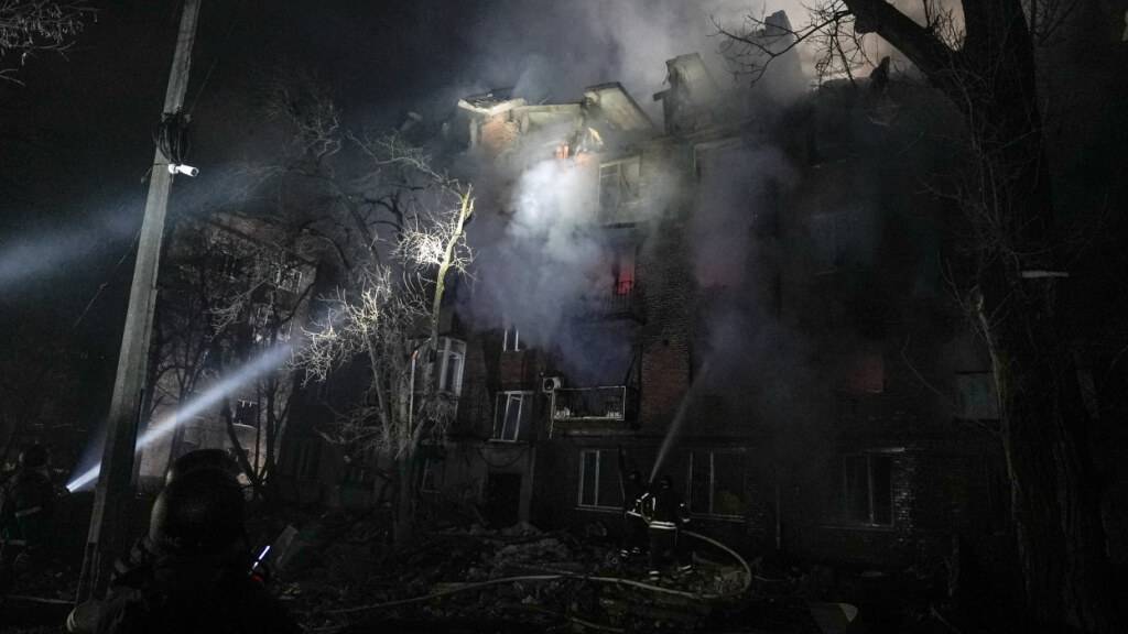ARCHIV - Rettungskräfte löschen ein Feuer nach einem russischen Drohnenangriff auf Krywyj Rih. Foto: Mykola Myrnyi/AP/dpa/Archivbild