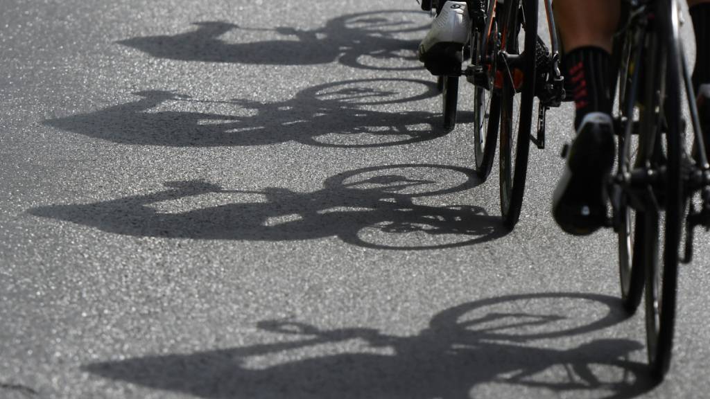 Die Schatten von Radprofis sind auf der Strasse zu sehen. Ein Kolumbianer büsste für seine Leidenschaft mit dem Tod (Archivaufnahme)