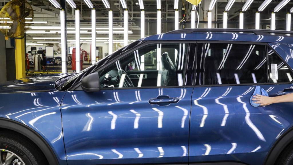 Der US-Autobauer Ford muss in einer grossen Rückrufaktion in Nordamerika über 660'000 Autos des Typs Ford Explorer in die Garagen zurückrufen. Es wird befürchtet, dass sich Leisten vom Dach der Fahrzeuge lösen könnten.(Archivbild)