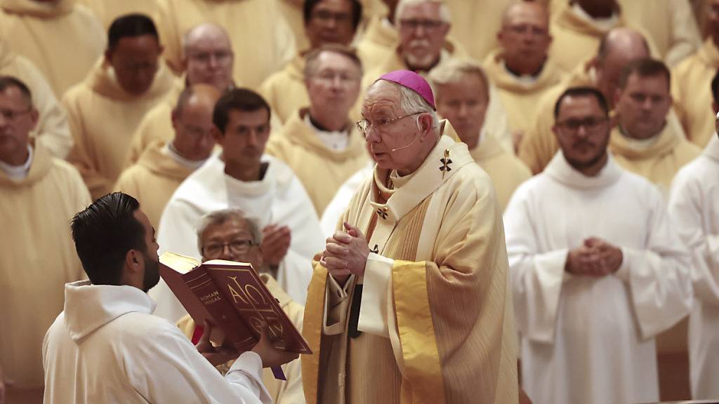 ARCHIV - Erzbischof José H. Gomez leitet die Weihe von vier neuen Weihbischöfen für die Erzdiözese Los Angeles in der Kathedrale Our Lady of the Angels. Foto: Allen J. Schaben/Pool Los Angeles Times/AP/dpa