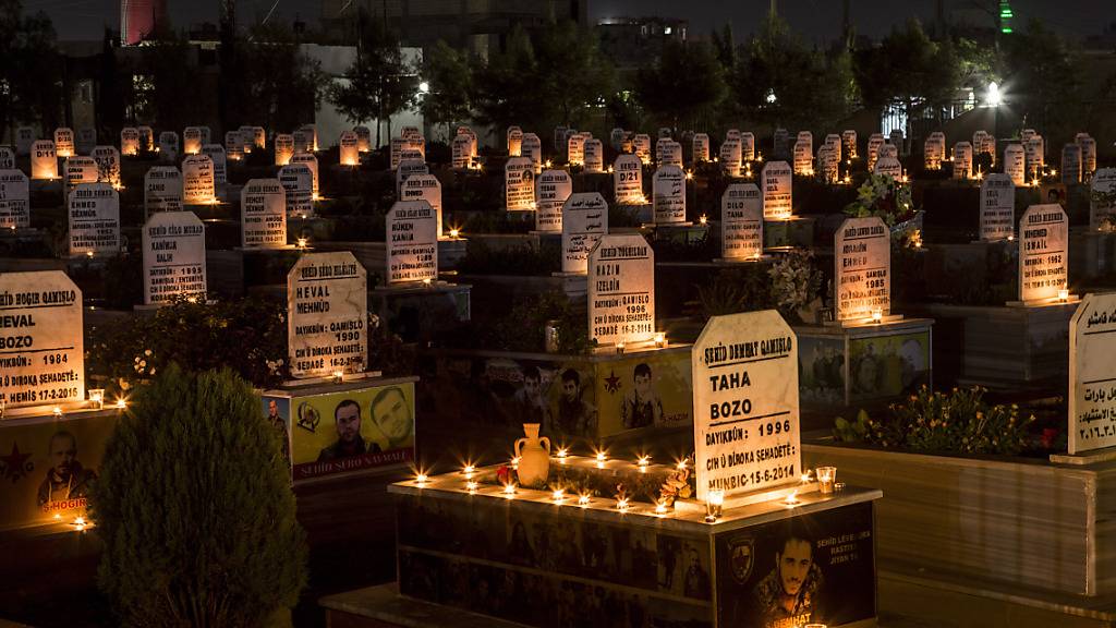 ARCHIV - Kerzen stehen auf den Gräbern von Menschen, die während des Krieges in Syrien getötet wurden. Zehntausende Menschen sind in Syrien seit Beginn des Bürgerkriegs vor zehn Jahren einem UN-Bericht zufolge willkürlich festgenommen worden und noch immer verschwunden. Foto: Baderkhan Ahmad/AP/dpa