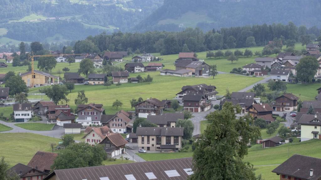 Die Obwaldner Gemeinde Giswil (Bild) verfügt im Sommerhalbjahr über eine direkte Strassenverbindung ins Entlebuch im Kanton Luzern. (Archivaufnahme)