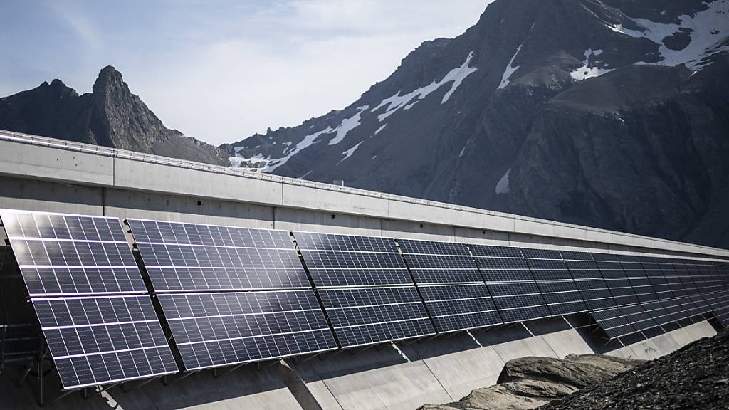 Die erste grosse alpine Solaranlage der Axpo wurde 2021 und 2022 auf der Muttsee Staumauer im Kanton Glarus erstellt. Die nun im Bündner Oberland geplanten Solarkraftwerke sind um ein Vielfaches grösser. (Archivbild)