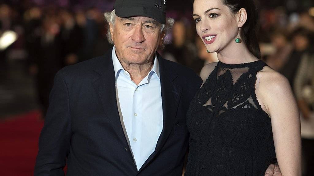 Robert De Niro hat ein altmodisches Handy. Das findet seine 40 Jahre jünge Schauspielkollegin Anne Hathaway «süss». (Archivbild)