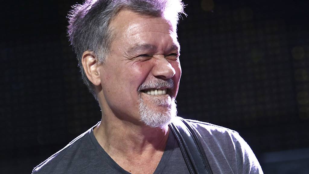 ARCHIV - Gitarrist Eddie Van Halen tritt 2015 bei einem Konzert auf. Foto: Greg Allen/Invision/AP/dpa